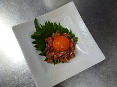 網焼き低温調理ユッケ（国産和牛ザブトン）
