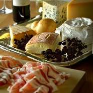 【ワイン】
イタリアの多様性を取り入れた多彩なワインリストをご用意しております。

【チーズ】
旬を考慮しながら、イタリアのチーズをメインに世界各国より様々なチーズを取り揃えております。
