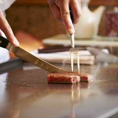 鉄板焼きカウンターで味わい豊かな旬の食材を堪能