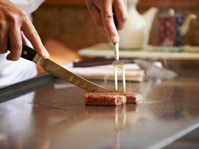 鉄板焼きカウンターで味わい豊かな旬の食材を堪能