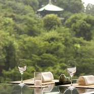 日本の風雅を再現した店内では、外国からのお客様でもお寛ぎいただけますよう、テーブル席にておもてなしいたしております。 四季ぞれぞれの美しさで飾られる日本庭園の眺望を楽しみながらご堪能ください。