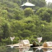 日本の風雅を再現した店内では、外国からのお客様でもお寛ぎいただけますよう、テーブル席にておもてなしいたしております。 四季ぞれぞれの美しさで飾られる日本庭園の眺望を楽しみながらご堪能ください。