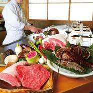 鉄板焼きカウンターでは、素材の持ち味を引き出すシェフの手さばきを見るのも醍醐味。「ジュッ」と香ばしい音が格別
目の前で華麗に焼き上げられる、味わい豊かな旬の食材をアツアツのうちにお召し上がりください。