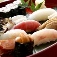 季節の美味しいネタを取り揃える「にぎり寿司御膳」はランチタイムを楽しめる豊かなラインナップです。