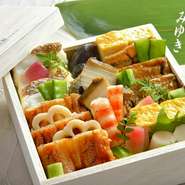 【贅沢な“和”のお弁当セレクション】
（9/21～）
鮑・本鮪・車海老・イクラ・鯛・烏賊・サーモンなどが入り、蓋を開けた瞬間から鮮やかな豪華ちらし寿司です。

※写真は箱庭ちらし寿司のイメージ写真です。
お召し上がりの目安（１名様）
5,400円
