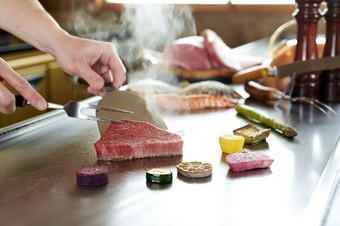  鉄板焼きカウンターで味わい豊かな旬の食材を堪能