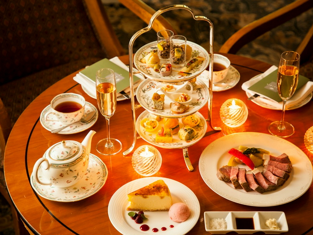 季節の移ろいを感じられる庭園を眺め、素敵な時間を過ごせます