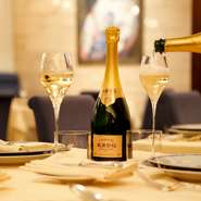 柳舘シェフが修業したシャンパーニュ地方にちなみ、常時80種以上のシャンパンを揃えています。料理と共に互いを高め合う食中酒として、その日の食材に適したスペシャルなシャンパンが味わえます。