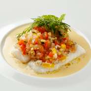 シャンパンをたっぷり使ったソースとヒラメの絶妙なマリアージュ。香味野菜のマリネを乗せています。