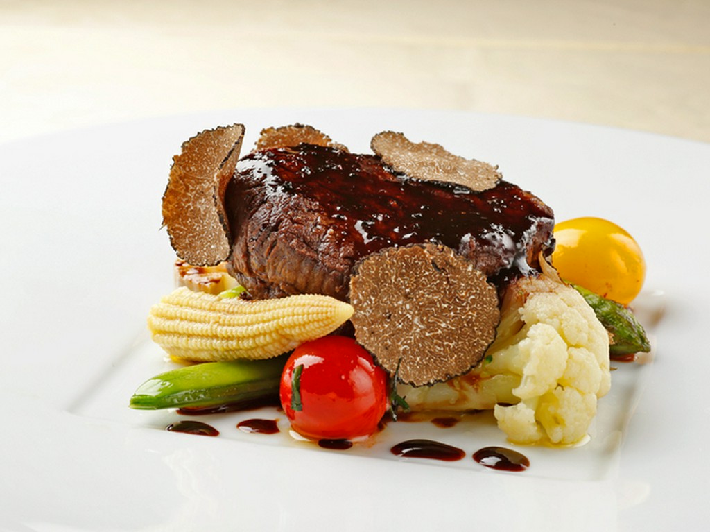  牛フィレ肉のポワレ　トリュフソース　