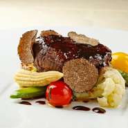 フレンチに欠かせない香り豊かなトリュフソースと、やわらかな牛フィレ肉の味わいが楽しめます。