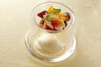 こくのある牛乳に塩と砂糖だけを加えたピュアなシャーベット。日本の季節のフルーツを添えています。