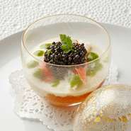 オープン当初からあるスペシャリテの温泉卵乗せを、コースなどで楽しめるよう少しずつ盛り合わせた逸品。