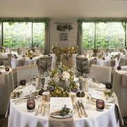 おふたりはもちろん、ゲストを魅了してやまない美食の数々を創り上げるのは、フレンチの名手・柳舘功シェフ。芸術品のように美しく、感動をもたらす料理が、シンプルでありながら上質な、記憶に深く刻まれるウェディングへと昇華させてくれます。「感謝の気持ちをゲストに伝えたい」と願うおふたりの気持ちを最大限に表現できる最適な場所です。