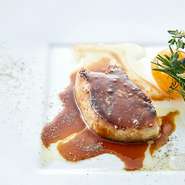 【ランス ヤナギダテ】のウェディングが支持される最大の理由は、柳舘シェフのスペシャリテでゲストをおもてなしできることにあります。フォアグラ、トリュフなど贅沢食材をふんだんに使い、丹精込めて作り上げる逸品はまるで芸術作品のような美しさ。「幅広い年齢層のゲストが集まるウェディングだから、皆さまに楽しんでもらえるように」という想いから、フレンチなのに重くないという味付けに気が配られているのも特徴です。