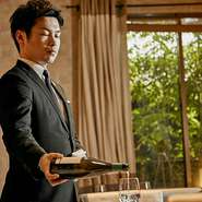 祝宴の幕開けを知らせるひと皿として提供する前菜には、器にドライアイスを入れて、水を入れた瞬間のぷくぷくと煙が立つ様子をお楽しみいただくのですが、その遊び心に富んだ演出が、笑顔をもたらし、ゲスト同士の会話を育むことも。会場にいるすべての人の“心の温度”が同じように高まり、ひとつになること。私たちはいつでもそれを目指してゲストの皆様と接しています。