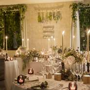 ウェディングをプロデュースするのは、従来の型にはまったウェディングを一新してきた「テイクアンドギヴ・ニーズ」。リニューアルした館内には、専用のセレモニースペースやブライズルームが完備され、セレモニースペースでは、厳かなキリスト教式はもちろん、アットホームな人前式も叶います。パーティスペースは、着席64名様、立食で120名様までご招待可能。少人数での貸し切りも可能なので、人数などお気軽にご相談ください。