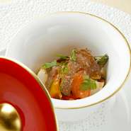 マリネした野菜に、味の引き立て役となるサーモンを合わせ、香り高い季節のトリュフを添えた贅沢な一皿。茹でずに炭焼きした野菜をオーダー後に手早くマリネすることで、野菜の深い味わいと食感が楽しめます。