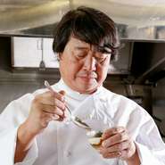 同じ料理でも、個人の感じ方で味の印象は変わります。盛り付けでもひとりひとりの感性に配慮し、見ることと味わうことの両方が楽しめる工夫を凝らしています。