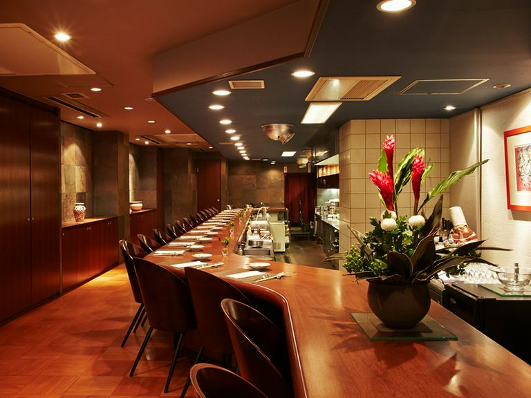 カウンター越しのシェフの調理風景も楽しめます