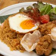 インドネシア料理でnasiは「飯」gorengは「揚げる」日本で言うチャーハン☆
サラダおかわり自由・スープバー・ドリンクバー付