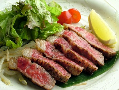 淡路直送の海鮮と各地から仕入れた肉の炭火焼を豊富な地酒と共に