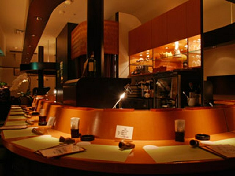 ダウンライトされたシックな店内