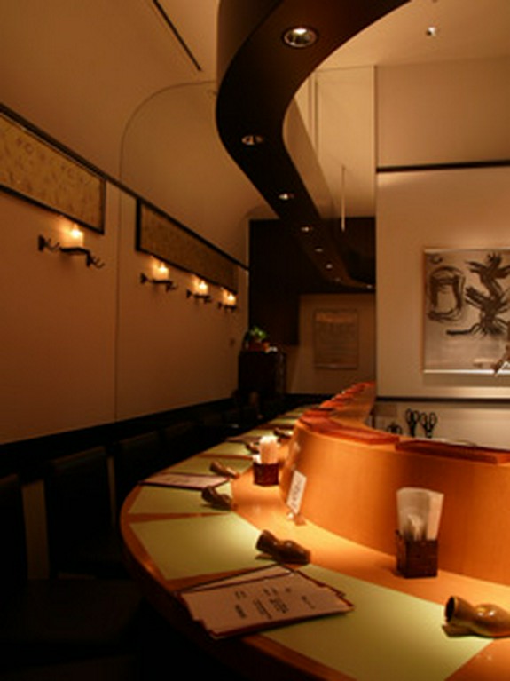 カウンターで揚げ立ての美味を