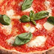 本場イタリアのナポリやイスキア島で修業したオーナーシェフが作り出すピッツァは、表面がパリッと香ばしくふっくら、もちもちっとした食感です。ナポリピッツァ以外にも多数のお料理を御用意しております。