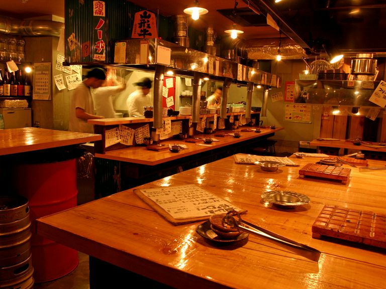 活気あふれる店内で豪快に食らう