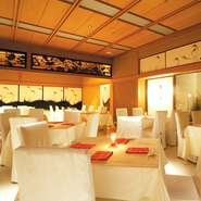 昭和2年創業、約90年続いた同名の料亭を譲り受け、現代に蘇ったレストラン。細部まで意匠を凝らした数奇屋造りの建物に、現代アートの数々が調和したアーティスティックな空間がウェディングに花を添えます。