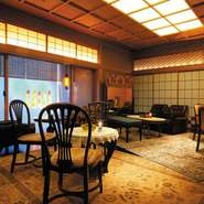 料亭時代の壁に描かれた青い市松模様に、宮本亜門氏がインスパイアされて生まれたお部屋。古き良き時代を彷彿させるアンティークなソファーや椅子にもたれ、お待ち合わせはもちろん、食後のひとときにもご利用いただけます。（16席）