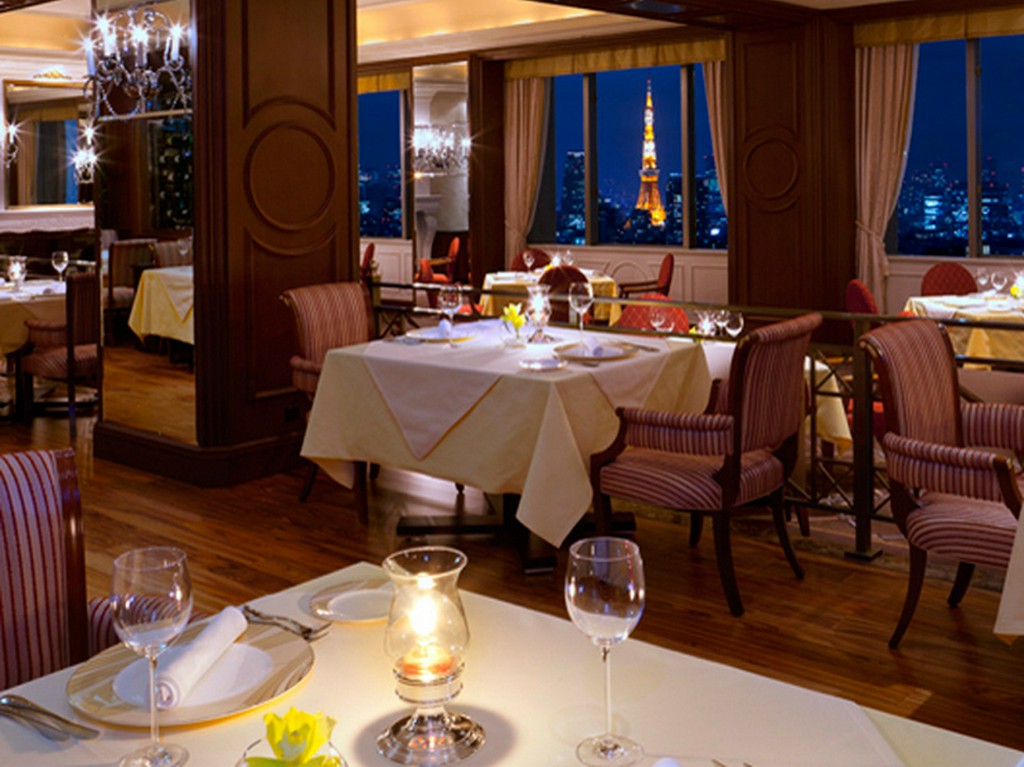 最上階レストランから望む東京の夜景