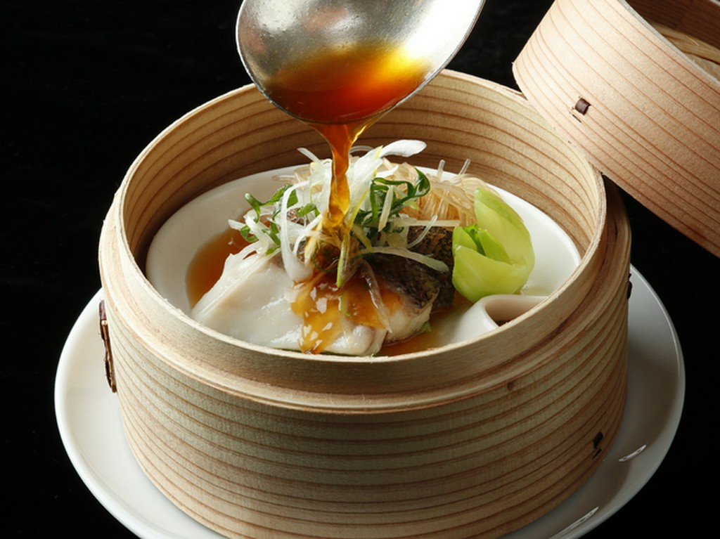 鮮魚のセイロ蒸し　特製ソース