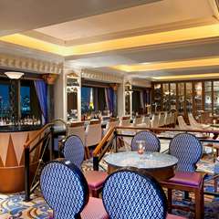 東京の夜景をバックに