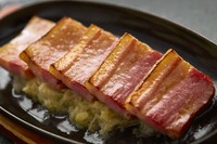 ベルリン名物! ! 自家製カリーソースと手作りロング・フランクフルターとの絶妙なコラボレーション。本場ベルリンに勝ってます(店長)