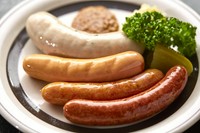 当店の看板メニュー。ヴァイスブルスト、フランクフルター、ハイルブローチョリソー、ラオフブルストのボイル4本セット。