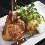 ベルリン地方の伝統料理。新鮮な豚のすね肉を3日間かけて丁寧に血抜きをし、 その後2日間塩漬け、更に白ワイン・香味野菜と一緒にジックリと時間をかけて煮込み、仕上げました。
M 3,674円