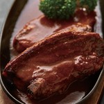 バイエルン地方の伝統料理でドイツ料理ならではの豪快な肉料理 ! ! 5日間かけて丁寧に仕込んだ新鮮な豚のすね肉を、じっくりとオーブンで焼きあげました。