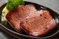 1980年の創業以来、お客様に愛され続けている一品。豚の骨付肉をこんがり焼きあげてから、特製トマトソースで煮込みました。