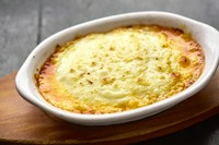 当店で焼き上げた自家製ローストビーフとオニオンスライスを、自家製ポン酢、ホースラディッシュ(洋わさび)、レモンでお召し上がりください。