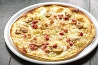 元はハンガリー料理。今はドイツ定番の家庭料理の牛バラ肉と牛すね肉を長時間煮込んだドイツ風ビーフシチュー。