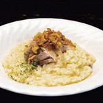 ドイツ南西部ファルツ地方の郷土料理。サワークリームを使った飽きのこないあっさりとしたシンプルな味わいのドイツピザ。
ビールのお供にも、お食事としても。
