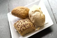 ドイツパンの代名詞。ドイツから直輸入した生地を当店オーブンで焼きあげております。絶妙な塩加減にビールが進みます。
