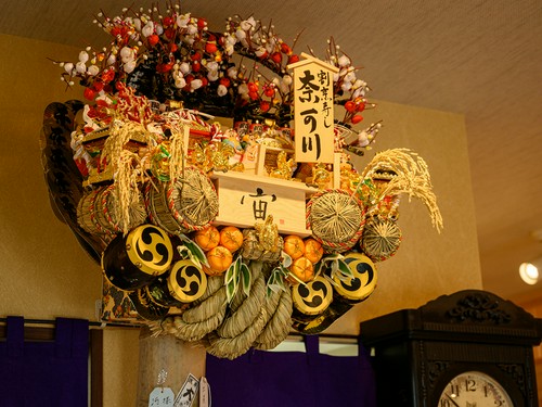 商売繁盛を願い掲げられた熊手