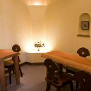 白と木目を貴重とした清潔感の溢れる高級感漂う店内。ちょっとしたライトが癒しと高級な空間を演出いたします。