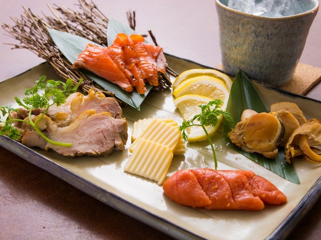 芳香が食欲をそそる『自家製スモークの盛り合わせ』