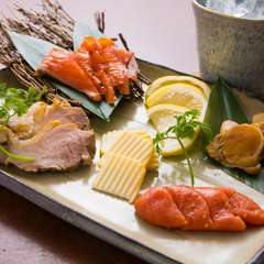 芳香が食欲をそそる『自家製スモークの盛り合わせ』