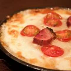 たっぷり乗せたチーズと餅のハーモニー『とろける和風ピザ』