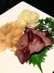 中華くらげ、蒸し鶏の葱生姜ソース、チャーシュー、帆立の湯引き海鮮ソース、くるみの香味揚げ。お酒の肴に最適です。